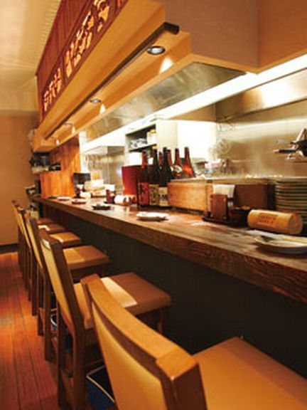 「玉子」150円等、カウンターではおでんが煮えています