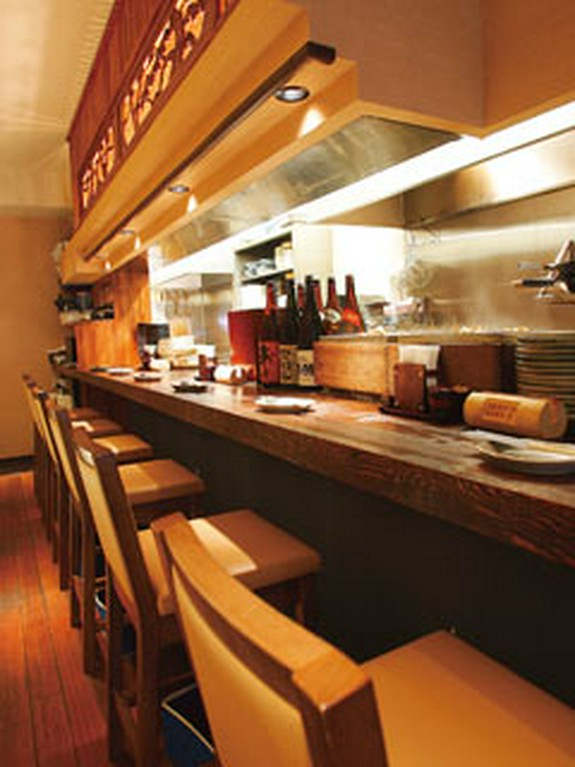 「玉子」150円等、カウンターではおでんが煮えています