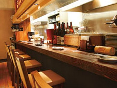 「玉子」150円等、カウンターではおでんが煮えています