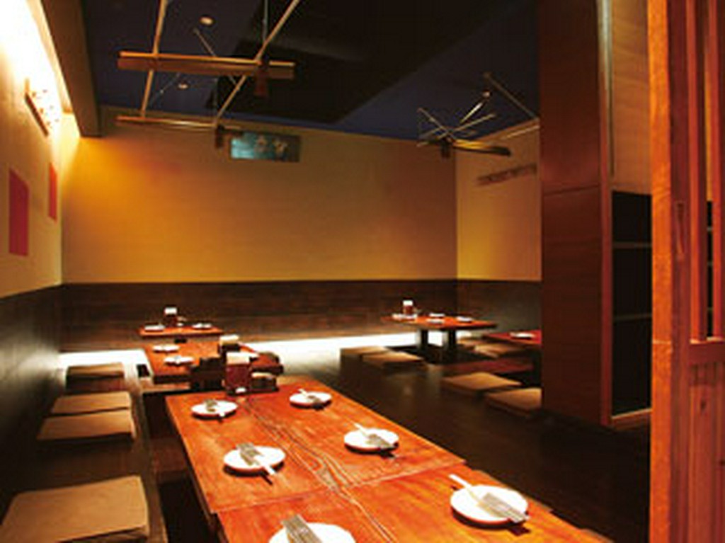 テーブル席、カウンターを通って奥に行くと広い座敷があります