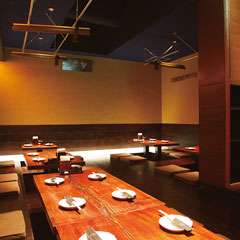 テーブル席、カウンターを通って奥に行くと広い座敷があります