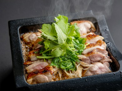 阿波尾鶏と芹牛蒡の鉄板瓦焼き
