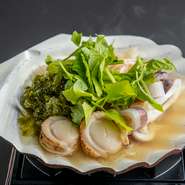 鮮度の良い海鮮物を秋田名産のしょっつるを元にしたお出汁で炊いております。
