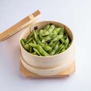 蒸すことによって、ほくほくとした食感の枝豆に。温かいうちにお召し上がりください。