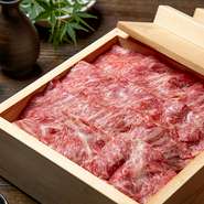 牛肉の旨味を落とすことなく、脂が溶け出す直前で味わうことができるのがせいろ蒸し。当店では、その都度厳選した牛肉を最高に美味しい状態で提供いたします。