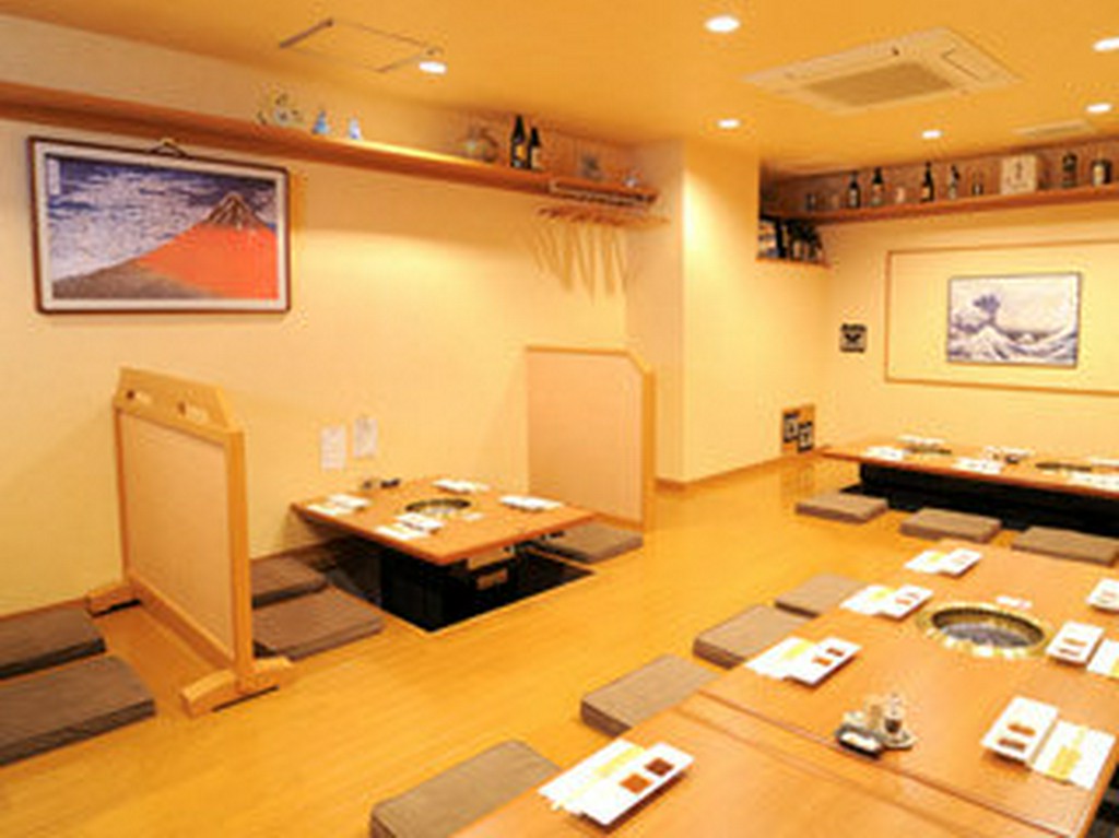 店名にもなっている某有名画家の絵が飾られた店内。貸切可