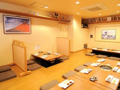 店名にもなっている某有名画家の絵が飾られた店内。貸切可