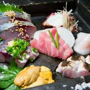 目の前の玄界灘をはじめ、九州各地で獲れる地魚を中心に、その時期一番おいしい旬の魚を盛り合わせています。博多には九州各地から海産物が集まってきます。対馬のマグロや五島のサバなど、新鮮な味が楽しめます。