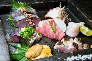 博多を代表するアラとサバを柱に、刺身は九州の旬の魚を調達