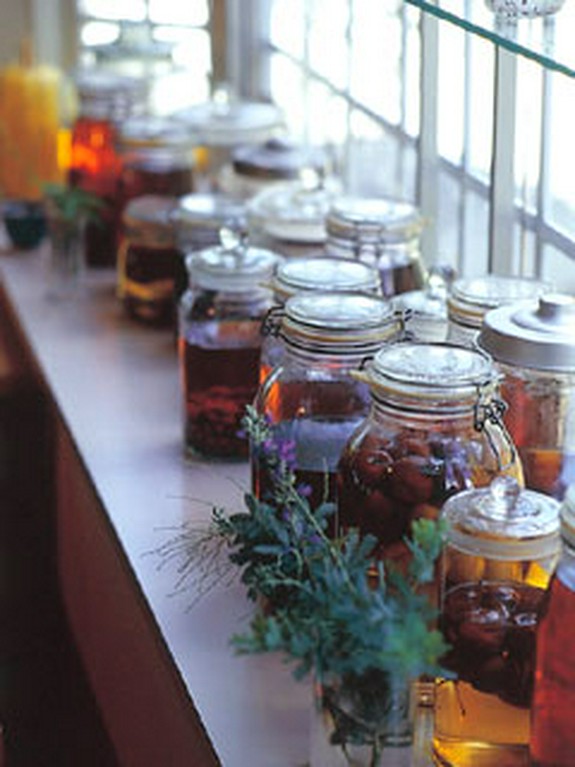 店内のあちこちに飾られた果実酒はスモモなど、どれもおいしそう