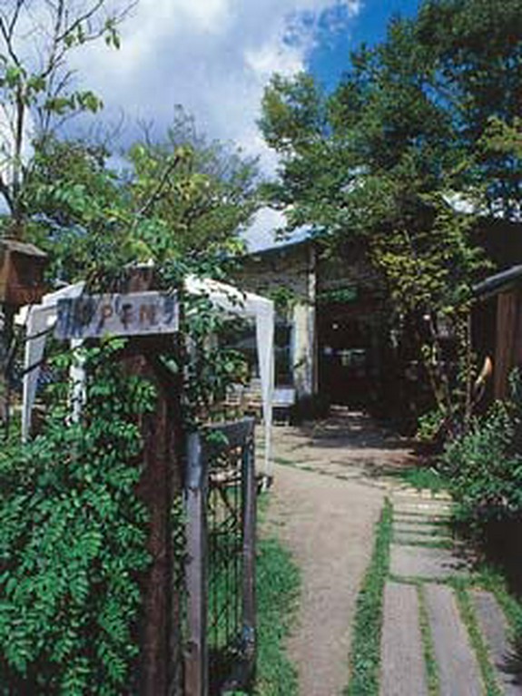 絵本に出てきそう？　緑に囲まれた一軒家のカフェ