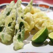 テーブル席もご用意しており、仕事終わりにサクッと飲めます。ランチもしておりますので、お気軽にお越し下さい！