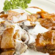 長時間煮込んだソースとやわらかなビーフが堪能できる本格的な味わい。ぜひ注文したい一品です。