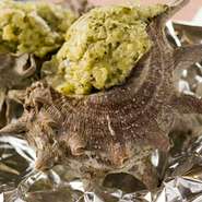 バジルの入った香草バターを使ったサザエの壺焼きは、白ワインとのマリア―ジュを楽しめます。