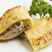 常連客が必ず注文する看板メニューです。おいしさの秘密は、牛ミンチをたっぷり入れた合挽き肉とスパイス。