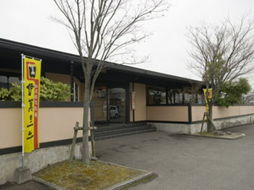 国道333号線沿いです。