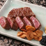 本日の最高の部位をご提供させていただきます。ステーキと焼き野菜、ご飯などお肉をメインとしたコースです