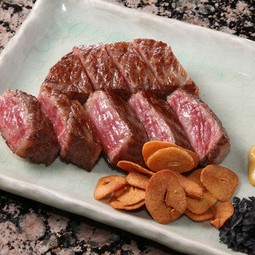 本日の最高の部位をご提供させていただきます。ステーキと焼き野菜、ご飯などお肉をメインとしたコースです