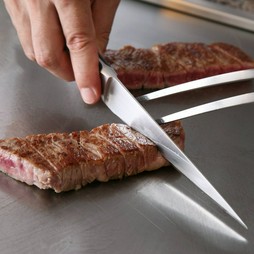 メインのステーキは黒毛和牛のフィレまたはシャトーブリアンをお選びいただけます。