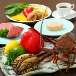 伊勢海老と活あわび両方楽しめる贅沢なコース。お肉と魚介類のコラボレーションをお楽しみください。