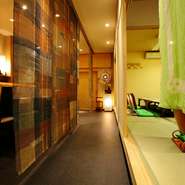 知る人ぞ知る隠れ家的なお店ですが、創業36年と歴史もあります。店内は落ち着いた雰囲気でゆったりとお寛ぎ頂けます。上質な食材を使ったこだわりのお料理と厳選仕入れのお酒を、心行くまでお楽しみください。