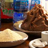 勘太郎オリジナルブレンドの信州味噌やこだわりの水、塩や砂糖にまでこだわりぬき勘太郎だけのやさしい味に仕立てております。
