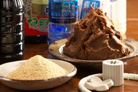 勘太郎オリジナルブレンドの信州味噌やこだわりの水、塩や砂糖にまでこだわりぬき勘太郎だけのやさしい味に仕立てております。
