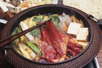 低カロリー高タンパクの質のよい馬ロースを砂糖を 使わないオリジナルの割したで、玉子に付けて味わう鍋料理です。鉄分も多く、牛肉の約二倍、鶏ムネ肉の20倍以上なるので貧血になり やすい女性に嬉しい食材です。