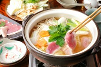 信州冬の味覚、白ネギをふんだんに使用した合鴨鍋 は女性に人気の鍋料理です。白ネギの旨みが出た薄口醤油仕立てのスープは鴨肉との相性がバツグンです。