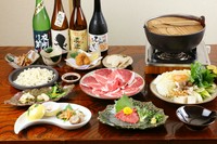 「信州コース」に＋で自慢の極上馬刺しと、自家製漬物が付く豪華コース。
【馬肉鍋はコース価格➕1100円】