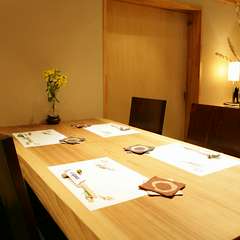 大きな一枚杉のテーブル席