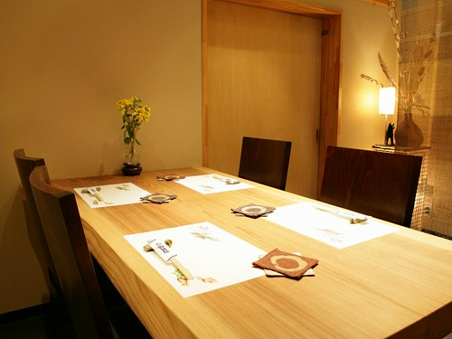 大きな一枚杉のテーブル席