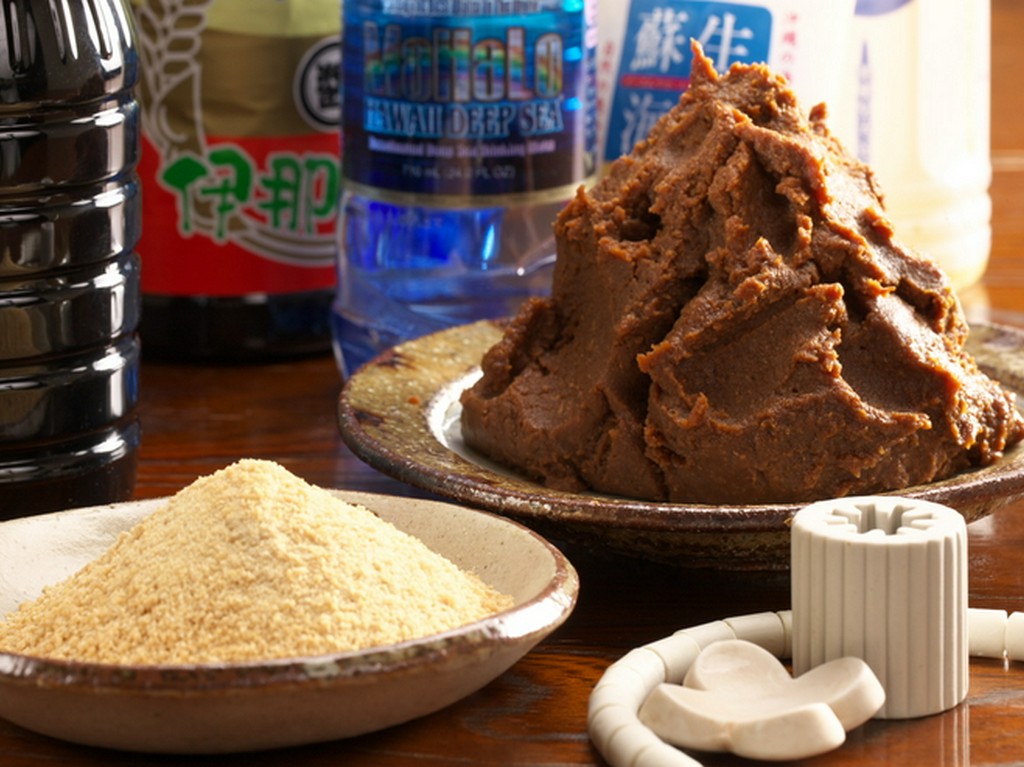 信州味噌やこだわりの水、 塩や砂糖にまでこだわりぬく