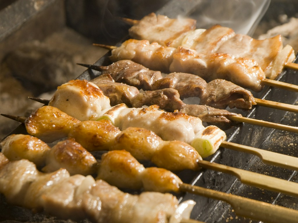 備長炭で焼く串はジューシーで美味