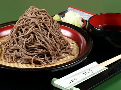 風情ある店内で、桂川の景色と冷たい蕎麦で至福のひとときを