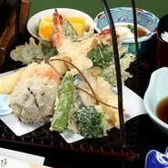 旬の食材で揚げた天ぷらはサクッとした食感が人気。
天婦羅をメインとした御膳もご用意しております。日本酒、焼酎各種取り揃えておりますので、お酒とご一緒に是非お召し上がりください。