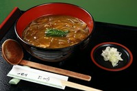 ※画像は「カレー南ばんそば」です。
※紙エプロンがございます。お申し付け下さい。