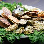 お客様に新鮮なものを食べて頂きたいという強い店主の思いと、天候と漁が相手ですので、前日までの完全予約制とさせて頂いております。又、季節により流れ子、アワビ、伊勢海老等もございます。