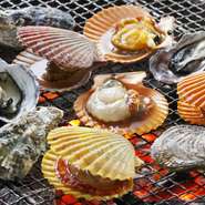海賊焼きで食べ飲み放題。（完全予約制）
炭火で焼いて食べる、カキ、長太郎貝、サザエ、イセエビは格別です。また、食べ放題飲み放題のコースになっておりますので、是非ご利用ください。 