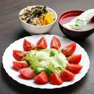 トマトは地元の夜須産です。