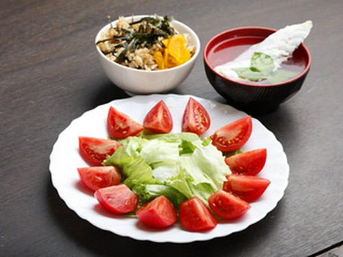 タコ飯、アサリ汁・フルーツトマトサラダ