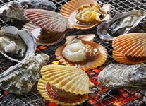 カキ、長太郎、サザエ、エビ、ホタテなどが楽しめます。※食べ放題ではありません。