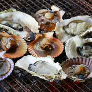 炭火で焼いて食べる、カキ、長太郎貝、サザエ、イセエビは格別です。また、食べ放題飲み放題のコースになっておりますので、是非ご利用ください。