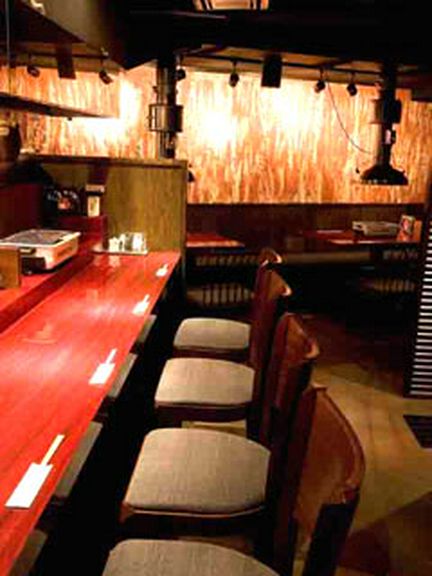 電車通り沿いから少し入った場所にある、隠れ家的な店