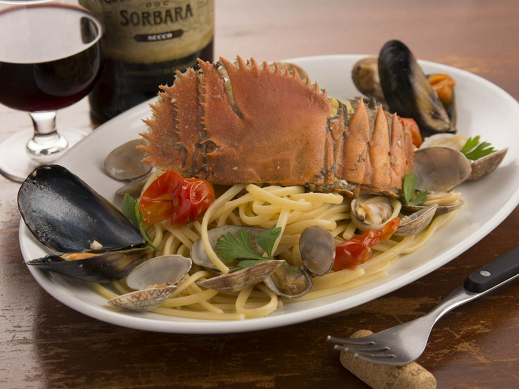 料理に合ったお手頃価格のワインを味わう