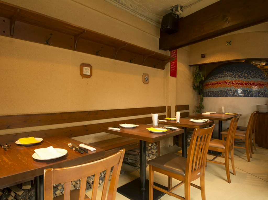 明るい雰囲気の店内で、嬉しい門出を祝う