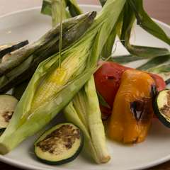 素材の美味さを堪能できる『旬野菜の薪窯焼き』