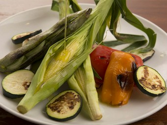素材の美味さを堪能できる『旬野菜の薪窯焼き』