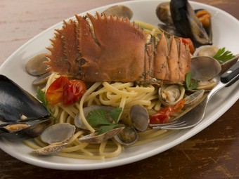 近海の新鮮な魚介でつくる『活ウチワエビと魚介の漁師風リングイネ』