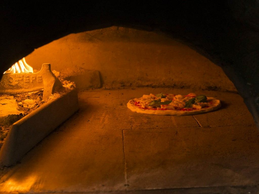 ピッツァはわずか3分程度で焼き上がる